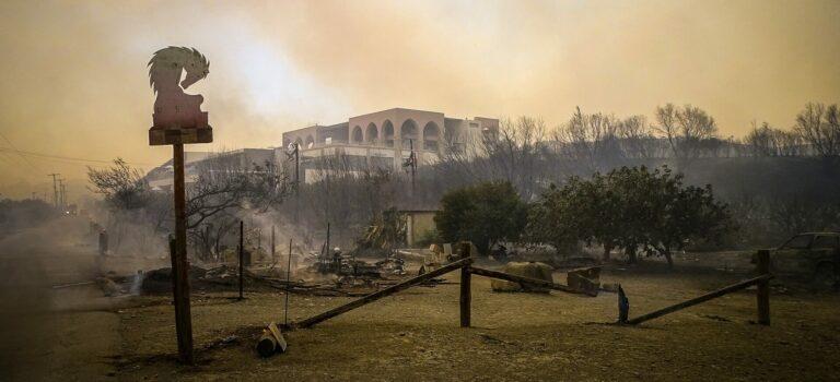 Ρόδος: Σε τρία μέτωπα η πυρκαγιά - Δραματικές στιγμές για κατοίκους και τουρίστες