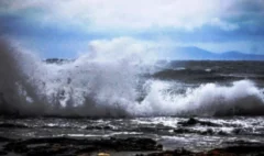 Κακοκαιρία εξπρές με κύματα θύελλας: Προειδοποιήσεις για 9 μποφόρ, καταιγίδες και πλημμύρες