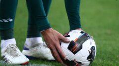 FIFA: Ετοιμάζεται για μια απίθανη αλλαγή στους κανονισμούς των αγώνων Μάλιστα αποκαλύφθηκε μια αλλαγή που συζητάει η FIFA και η οποία έρχεται από το μπάσκετ. Πιο συγκεκριμένα ζήτησε άδεια από το Διεθνές Συμβούλιο Ποδοσφαιρικής Ομοσπονδίας (IFAB) για να προσθέσει την Υποστήριξη Βίντεο Ποδοσφαίρου (FVS) στο επαγγελματικό ποδόσφαιρο. Αυτό θα επέτρεπε στους προπονητές να αμφισβητήσουν τις αποφάσεις των διαιτητών κατά τη διάρκεια του αγώνα. Το λεγόμενο "challenge", το οποίο εφαρμόζεται στο μπάσκετ. Ο Πιερλουίτζι Κολίνα, πρόεδρος της επιτροπής διαιτησίας της FIFA, δήλωσε στο ESPN, ότι το νέο σύστημα λειτουργεί χωρίς διαιτητή VAR. Οι εκπαιδευτές μπορεί να ζητήσουν να δουν μια αξιολόγηση. Αυτό δεν είναι επέκταση του τρέχοντος συστήματος VAR, αλλά εναλλακτική.