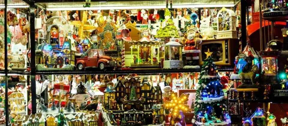 Εορταστικό ωράριο: Τι ώρα κλείνουν σήμερα τα καταστήματα