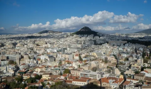 Καιρός: Πτώση της θερμοκρασίας με ενίσχυση των ανέμων, υποχώρηση της σκόνης και τοπικές βροχές