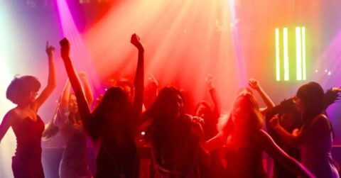 Αλκοόλ: Τέλος η πώληση του σε ανηλίκους - Ποια μέτρα προωθεί η κυβέρνηση