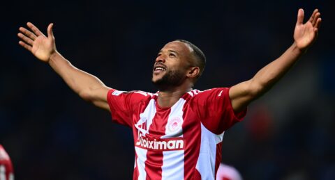 Ολυμπιακός: Όταν ο Ελ Καμπί φόρεσε για πρώτη φορά την ερυθρόλευκη φανέλα`