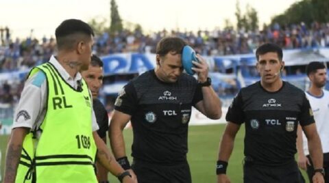 Αργεντινή: Άγριο σκηνικό σε αγώνα ποδοσφαίρου - «Άνοιξαν» το κεφάλι διαιτητή με κοντάρι σημαίας