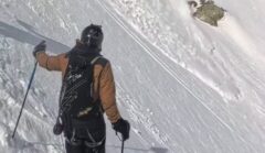 Απίστευτο βίντεο: Χιονοστιβάδα παρασύρει σκιέρ – Σώθηκε χάρη στον ειδικό αερόσακο