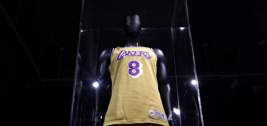 NBA: Μυθικό το ρεκόρ πώλησης για τη φανέλα του Κόμπι Μπράιαντ από το ντεμπούτο του με τους Λέικερς