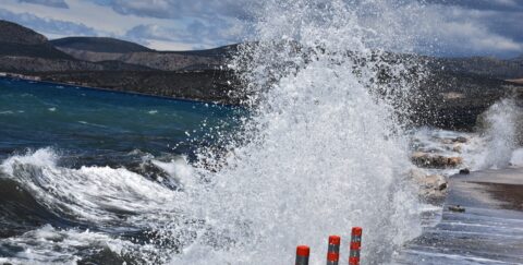 Καιρός: Νεφώσεις, τοπικές βροχές και θυελλώδεις βοριάδες