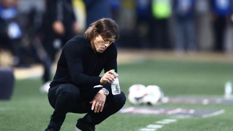 Γιώργος Χελάκης: Αποδείχθηκε καταστροφική για την ΑΕΚ η καθυστέρηση στο «διαζύγιο» με τον Αλμέιδα