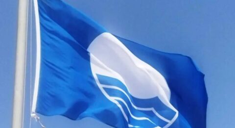 Αττική: Δύο γνωστές παραλίες εκτός «Γαλάζιας Σημαίας» – Ποιες 15 διατηρούν τη διάκριση