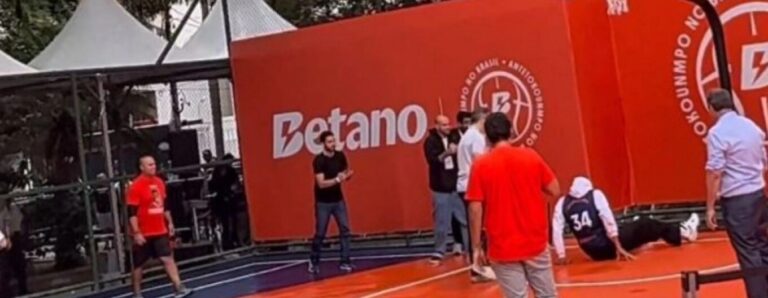 Αντετοκούνμπο: Απίθανη τούμπα στην προσπάθεια του να καρφώσει!