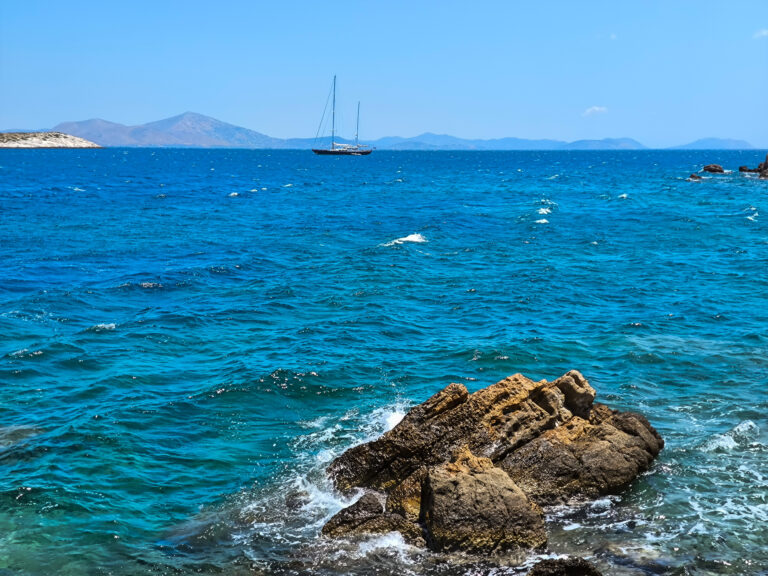 Καιρός: Παραμένουν οι καλοκαιρινές θερμοκρασίες και οι ενισχυμένοι βοριάδες