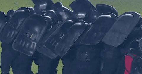 Αργεντινή: Σοκαριστικές εικόνες με τους παίκτες της Κολόν να φυγαδεύονται από τους εξαγριωμένους οπαδούς