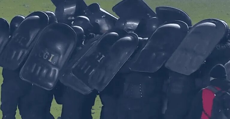 Αργεντινή: Σοκαριστικές εικόνες με τους παίκτες της Κολόν να φυγαδεύονται από τους εξαγριωμένους οπαδούς