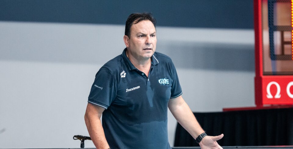 Θοδωρής Βλάχος: Με δάκρυα στα μάτια υποκλίθηκε στους παίκτες του