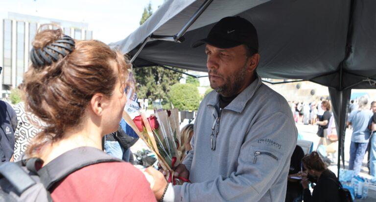 Πάνος Ρούτσι: Kαταπονημένος επέστρεψε από το νοσοκομείο στο Σύνταγμα και συνεχίζει για 12η μέρα την απεργία πείνας