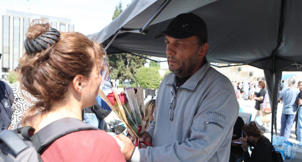 Πάνος Ρούτσι: Kαταπονημένος επέστρεψε από το νοσοκομείο στο Σύνταγμα και συνεχίζει για 12η μέρα την απεργία πείνας