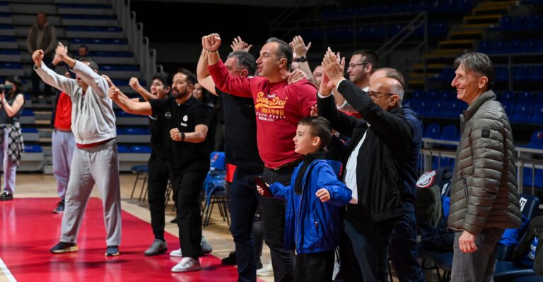 Ολυμπιακός: Οι απίθανες αντιδράσεις του πάγκου, ο κόσμος και η ζωγραφιά στον Βεζένκοφ (video)