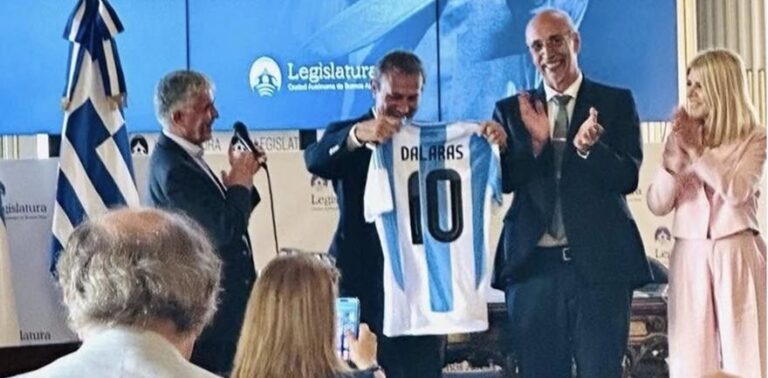 Γιώργος Νταλάρας: Τιμήθηκε στο δημαρχείο του Μπουένος Άιρες - Του χάρισαν φανέλα της Εθνικής Αργεντινής