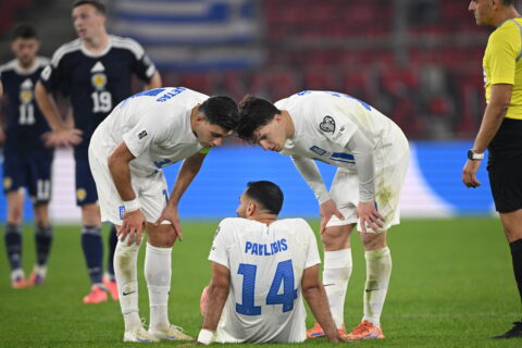 Η προετοιμασία της Εθνικής Ελλάδας για την τελευταία αγωνιστική των προκριματικών συνεχίστηκε το πρωί του Σαββάτου, μία ημέρα μετά τη νίκη με 3-2 επί της Σκωτίας στο «Γ. Καραϊσκάκης». Η προπόνηση είχε χαμηλούς ρυθμούς για όσους αγωνίστηκαν στο χθεσινό παιχνίδι, οι οποίοι ακολούθησαν πρόγραμμα αποθεραπείας, ενώ οι υπόλοιποι δούλεψαν κανονικά. Λίγο πριν από την αναχώρηση για τη Βουδαπέστη, αποφασίστηκε ότι τρεις παίκτες δεν θα ακολουθήσουν την αποστολή για την αναμέτρηση με τη Λευκορωσία (18/11, 21:45), σε ένα ματς χωρίς ουσιαστικό βαθμολογικό βάρος. Οι Βαγγέλης Παυλίδης, Δημήτρης Γιαννούλης και Τάσος Μπακασέτας τέθηκαν εκτός πλάνων για διαφορετικούς λόγους. Ο Παυλίδης αποχώρησε τραυματίας από το ματς με τη Σκωτία στο 43’, με το ιατρικό τιμ να κρίνει πως δεν πρέπει να υπάρξει ρίσκο. Ο Γιαννούλης ταλαιπωρείται από ενοχλήσεις που τον άφησαν εκτός αποστολής και από το χθεσινό παιχνίδι, ενώ ο Μπακασέτας αποβλήθηκε στο 84’ και ούτως ή άλλως δεν θα είχε δικαίωμα συμμετοχής. Με αυτά τα δεδομένα, ο Γκουστάβο Πογέτ θα παρατάξει μια διαφορετική Εθνική στο τελευταίο παιχνίδι των προκριματικών, δίνοντας ευκαιρίες σε παίκτες που είχαν μικρότερο χρόνο συμμετοχής και θέλοντας να κλείσει με θετικό πρόσημο τη διαδικασία.