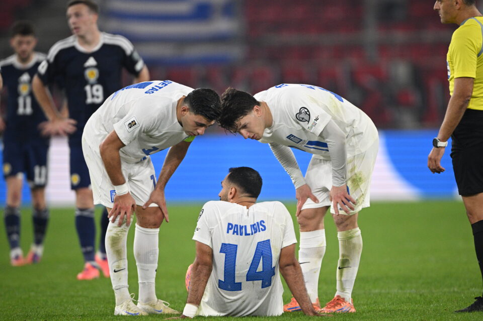 Η προετοιμασία της Εθνικής Ελλάδας για την τελευταία αγωνιστική των προκριματικών συνεχίστηκε το πρωί του Σαββάτου, μία ημέρα μετά τη νίκη με 3-2 επί της Σκωτίας στο «Γ. Καραϊσκάκης». Η προπόνηση είχε χαμηλούς ρυθμούς για όσους αγωνίστηκαν στο χθεσινό παιχνίδι, οι οποίοι ακολούθησαν πρόγραμμα αποθεραπείας, ενώ οι υπόλοιποι δούλεψαν κανονικά. Λίγο πριν από την αναχώρηση για τη Βουδαπέστη, αποφασίστηκε ότι τρεις παίκτες δεν θα ακολουθήσουν την αποστολή για την αναμέτρηση με τη Λευκορωσία (18/11, 21:45), σε ένα ματς χωρίς ουσιαστικό βαθμολογικό βάρος. Οι Βαγγέλης Παυλίδης, Δημήτρης Γιαννούλης και Τάσος Μπακασέτας τέθηκαν εκτός πλάνων για διαφορετικούς λόγους. Ο Παυλίδης αποχώρησε τραυματίας από το ματς με τη Σκωτία στο 43’, με το ιατρικό τιμ να κρίνει πως δεν πρέπει να υπάρξει ρίσκο. Ο Γιαννούλης ταλαιπωρείται από ενοχλήσεις που τον άφησαν εκτός αποστολής και από το χθεσινό παιχνίδι, ενώ ο Μπακασέτας αποβλήθηκε στο 84’ και ούτως ή άλλως δεν θα είχε δικαίωμα συμμετοχής. Με αυτά τα δεδομένα, ο Γκουστάβο Πογέτ θα παρατάξει μια διαφορετική Εθνική στο τελευταίο παιχνίδι των προκριματικών, δίνοντας ευκαιρίες σε παίκτες που είχαν μικρότερο χρόνο συμμετοχής και θέλοντας να κλείσει με θετικό πρόσημο τη διαδικασία.