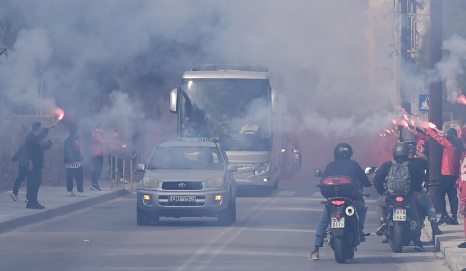 Ελλάς Σύρου - Ολυμπιακός: Απίθανες σκηνές από τους φίλους των ερυθρόλευκων (pics)