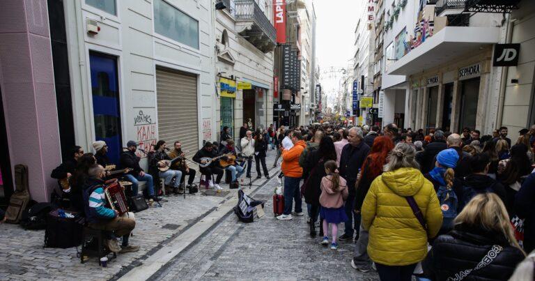 Παραμονή Πρωτοχρονιάς: Τι ώρα κλείνουν σήμερα καταστήματα και σούπερ μάρκετ