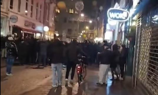 Ολυμπιακός: Ερυθρόλευκο το Άμστερνταμ, η βραδινή πορεία των φιλάθλων εντυπωσίασε τους Ολλανδούς (vids)