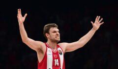 Ολυμπιακός: Έγινε viral το απίθανο τρίποντο του Βεζένκοφ (vid)