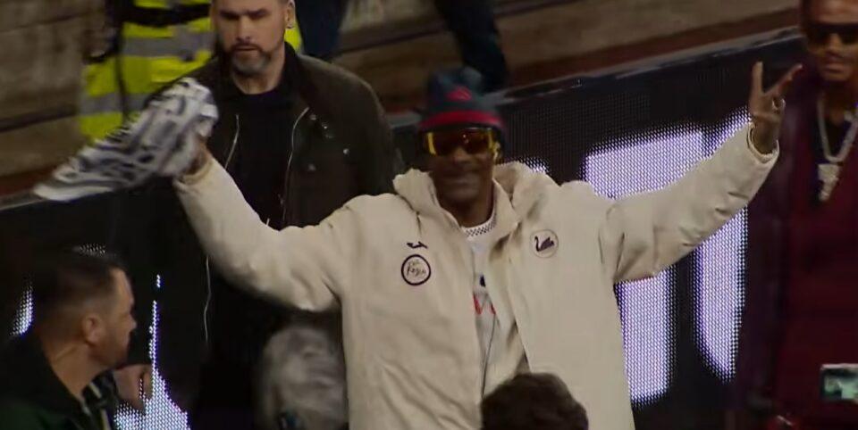 Αγγλία: Απίθανο σόου του Σνουπ Ντογκ στην πρώτη του εμφάνιση ως συνιδιοκτήτης της Σουόνσι (vids)