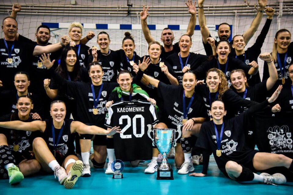 ΠΑΟΚ: Τα κορίτσια του χάντμπολ αφιέρωσαν στον Κλεομένη τον πρώτο τιτλο των 100 χρόνων