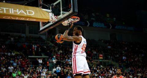 Ολυμπιακός: Το απίθανο κάρφωμα του Ντόντα Χολ έγινε viral (vid)