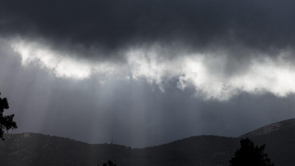 Καιρός: Βροχές και αφρικανική σκόνη σήμερα (vid)
