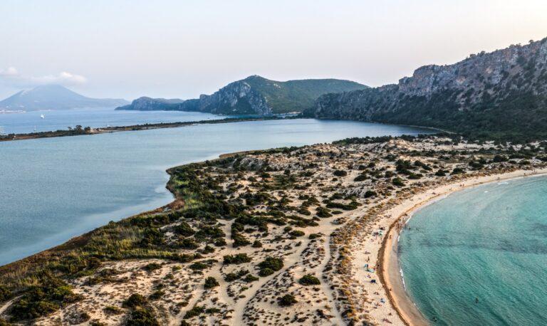 Καλοκαίρι 2026: Οι 251 παραλίες της Ελλάδας που απαγορεύονται ξαπλώστρες και ομπρέλες