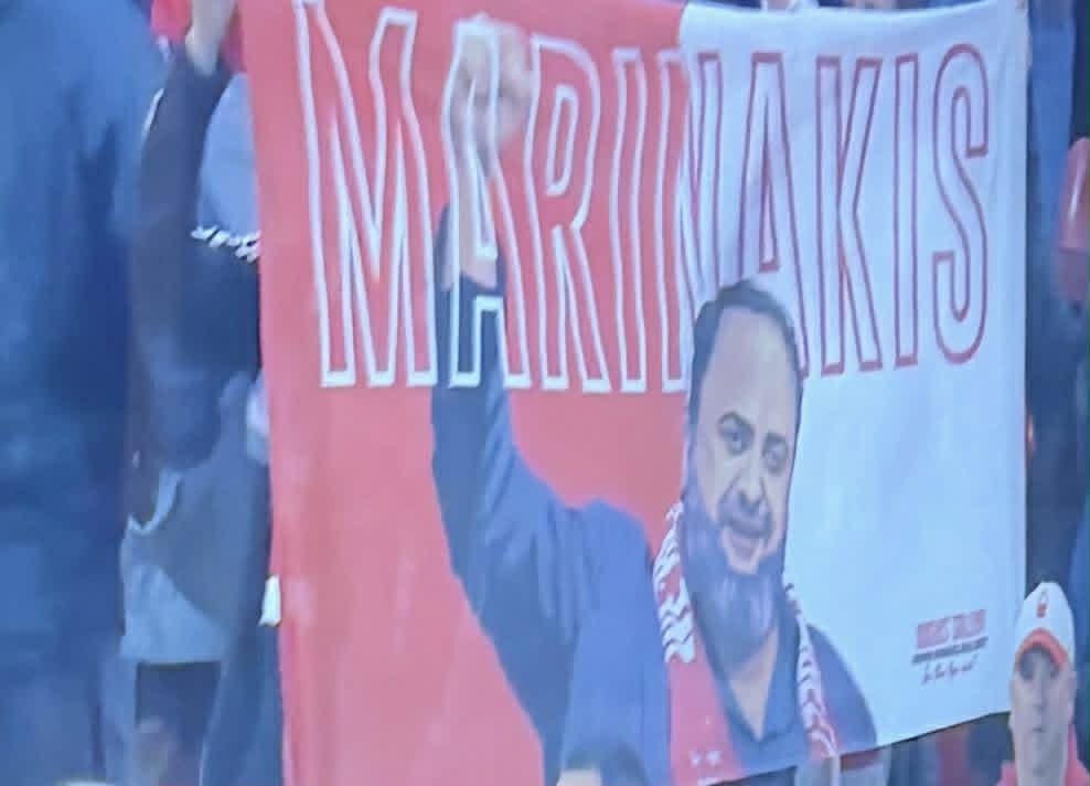Νότγχαμ Φόρεστ: Οι οπαδοί αποθεώνουν Μαρινάκη με φόντο το τρόπαιο του Europa League