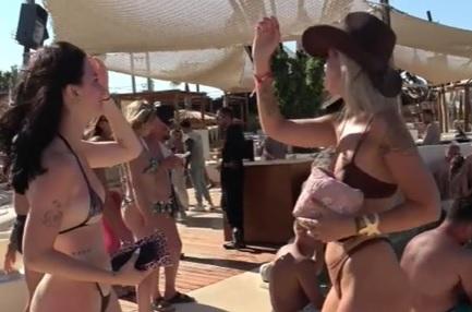 Μύκονος: «Παρέλαση» με μικροσκοπικά μπικίνι!